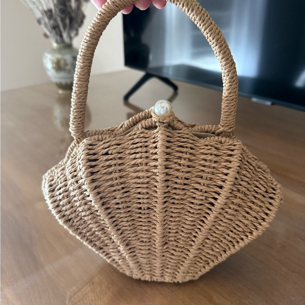 Seashell Rattan Woven Handbag - Picture 2 of 3